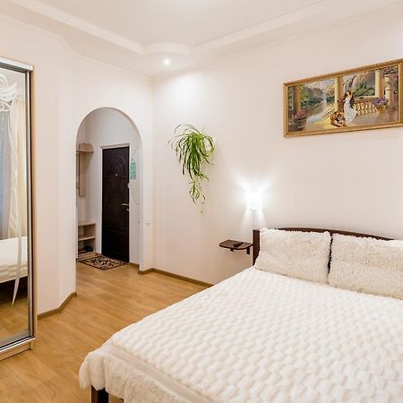 Apartment On Khmelnytskogo Street Lviv Exteriör bild
