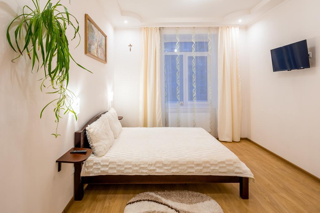 Apartment On Khmelnytskogo Street Lviv Exteriör bild