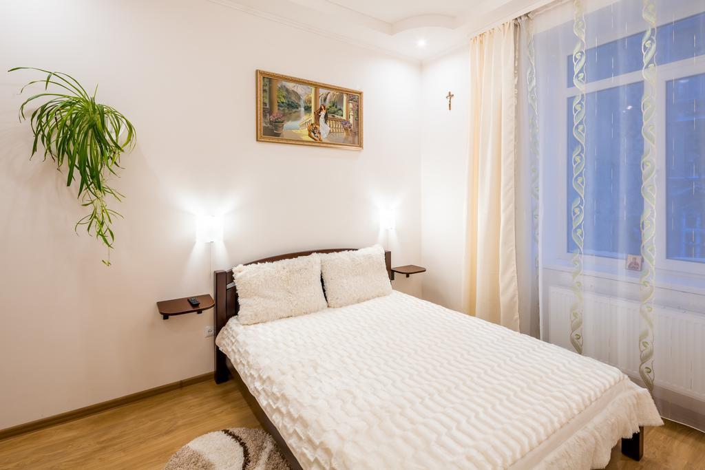 Apartment On Khmelnytskogo Street Lviv Exteriör bild